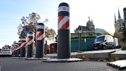 Die deutschen Weihnachtsmärkte werden wie hier in Erfurt mit Pollern und anderen Sperren gesichert.