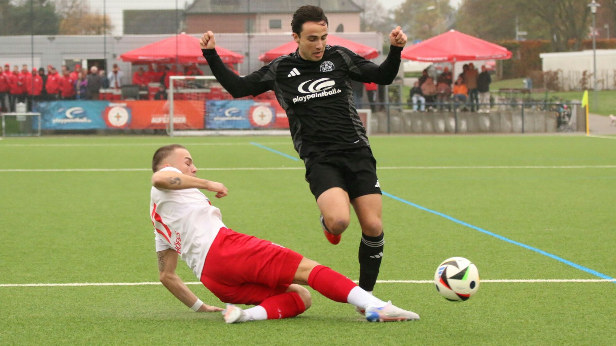Mit einem langen Bein bringt ein Spieler des SV Helpenstein Marlon Große im Strafraum zu Fall.