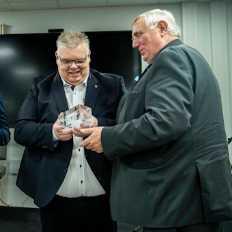 Karl-Josef Laumann überreicht den Förderbescheid an BZE-Verbandsvorsteher Jochen Kupp.