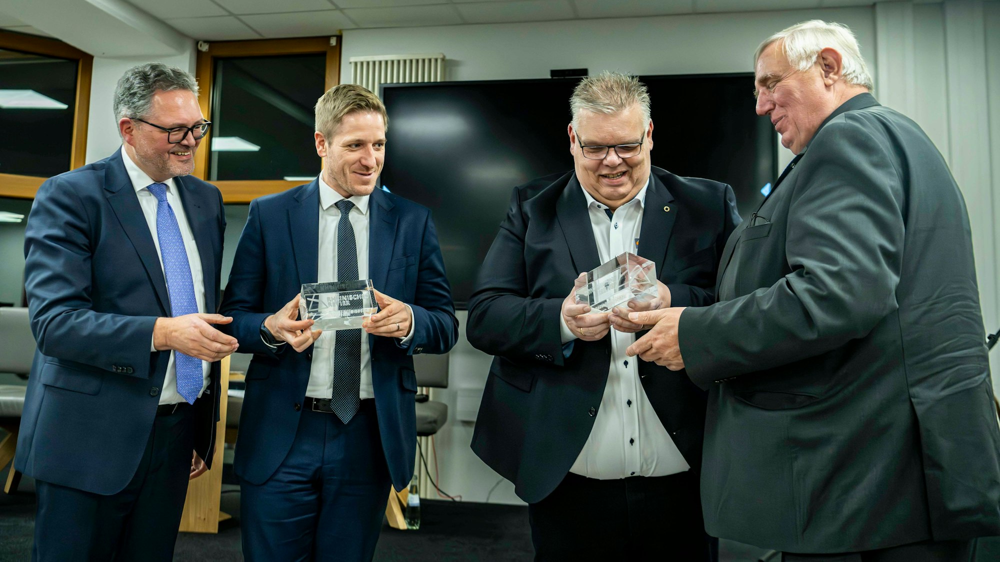 Karl-Josef Laumann überreicht den Förderbescheid an BZE-Verbandsvorsteher Jochen Kupp.