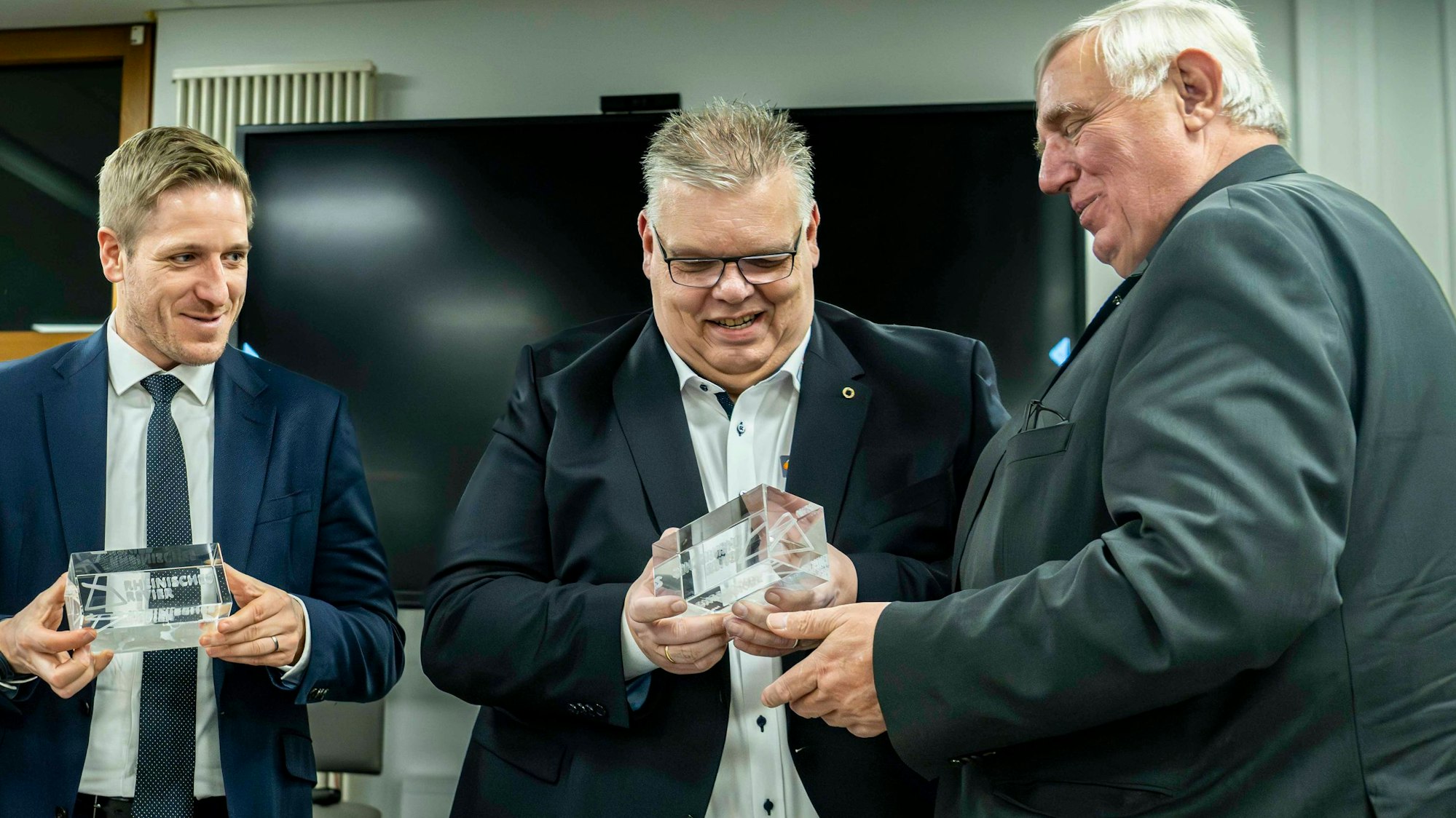 Landrat Markus Rames, BZE-Chef Jochen Kupp und Arbeitsminister Karl-Josef Laumann stehen beieinander.