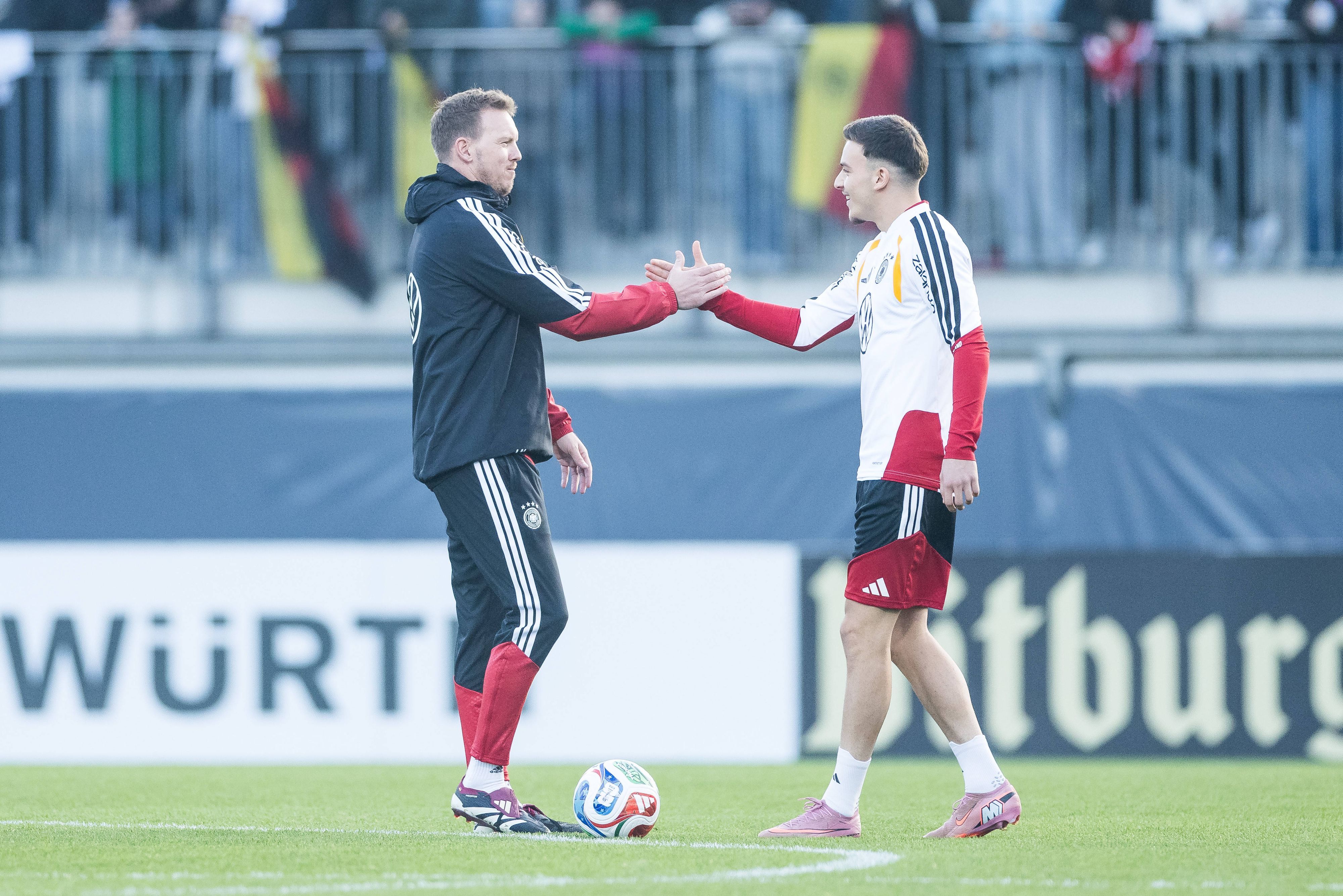 DFB Herren Trainingslager: Öffentliches Training 10.11.2025 Julian Nagelsmann Bundestrainer Deutschland und Said El Mala Deutschland begrüßen sich, Handshake DFB Herren Trainingslager: Öffentliches Training, Wolfsburg, AOK Stadion am 10.11.2025 *** DFB Mens Training Camp Public Training 10 11 2025 Julian Nagelsmann National Coach Germany and Said El Mala Germany greet each other, Handshake DFB Mens Training Camp Public Training, Wolfsburg, AOK Stadium on 10 11 2025 Copyright: xBEAUTIFULxSPORTS/Wunderlx
