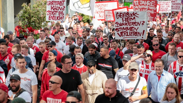 Tausende Fans des 1. FC Köln demonstrieren