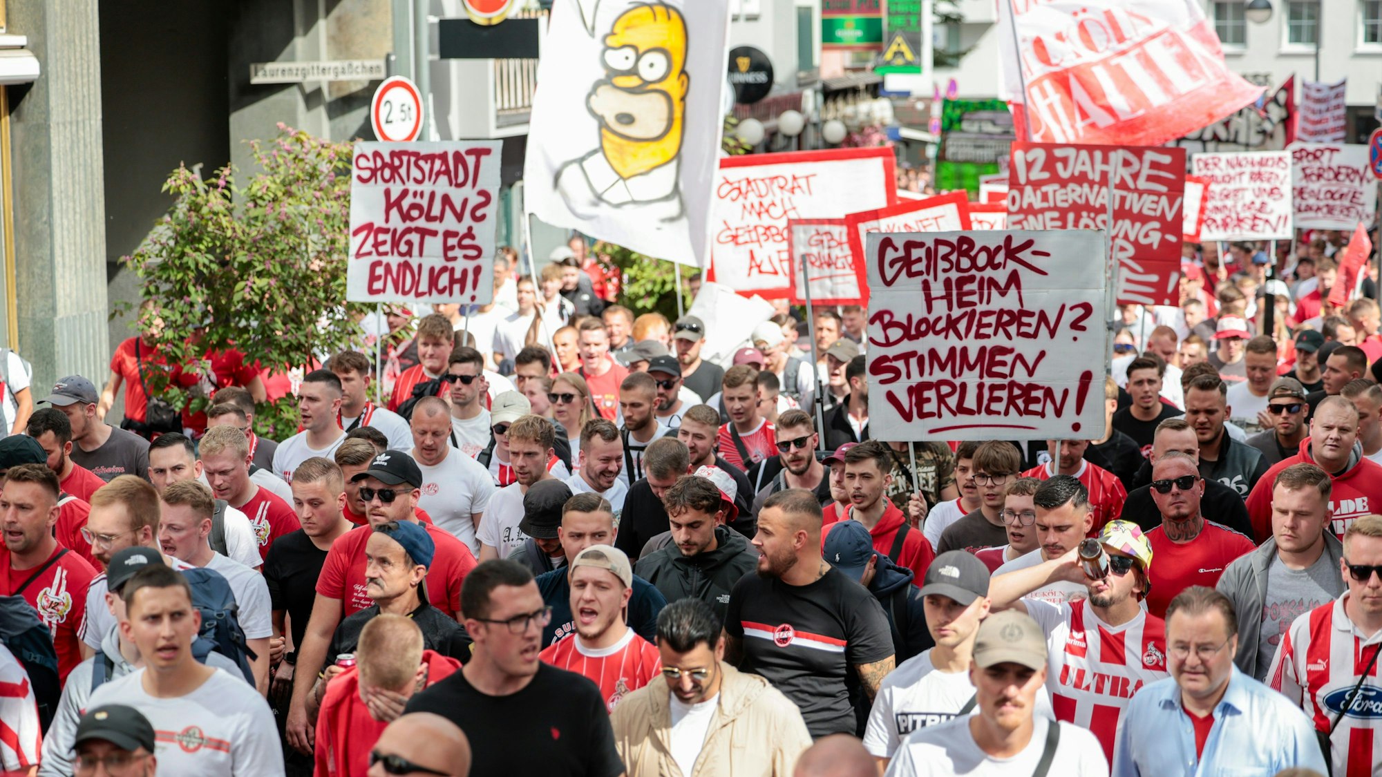 Tausende Fans des 1. FC Köln demonstrieren