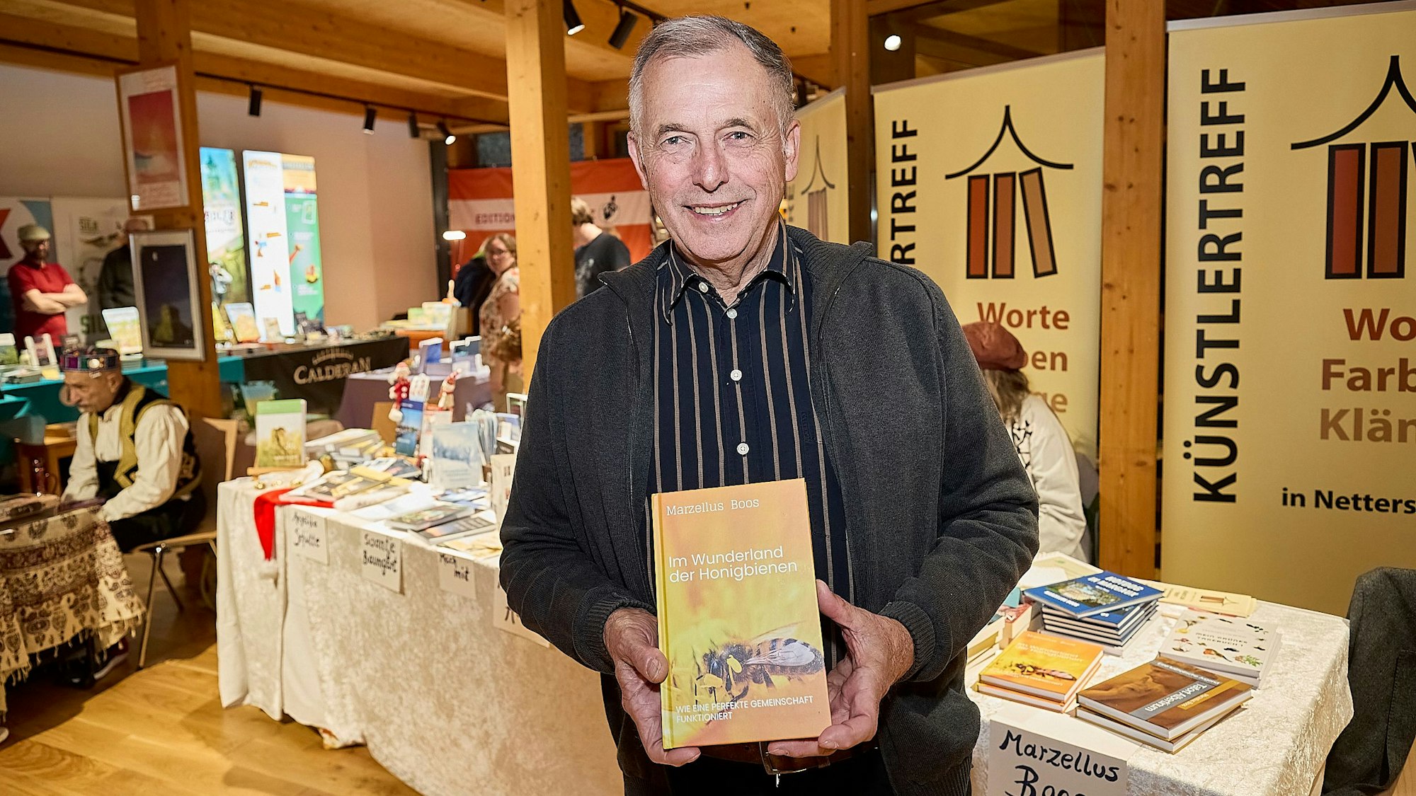 Der Autor zeigt sein Buch „Im Wunderland der Honigbienen“