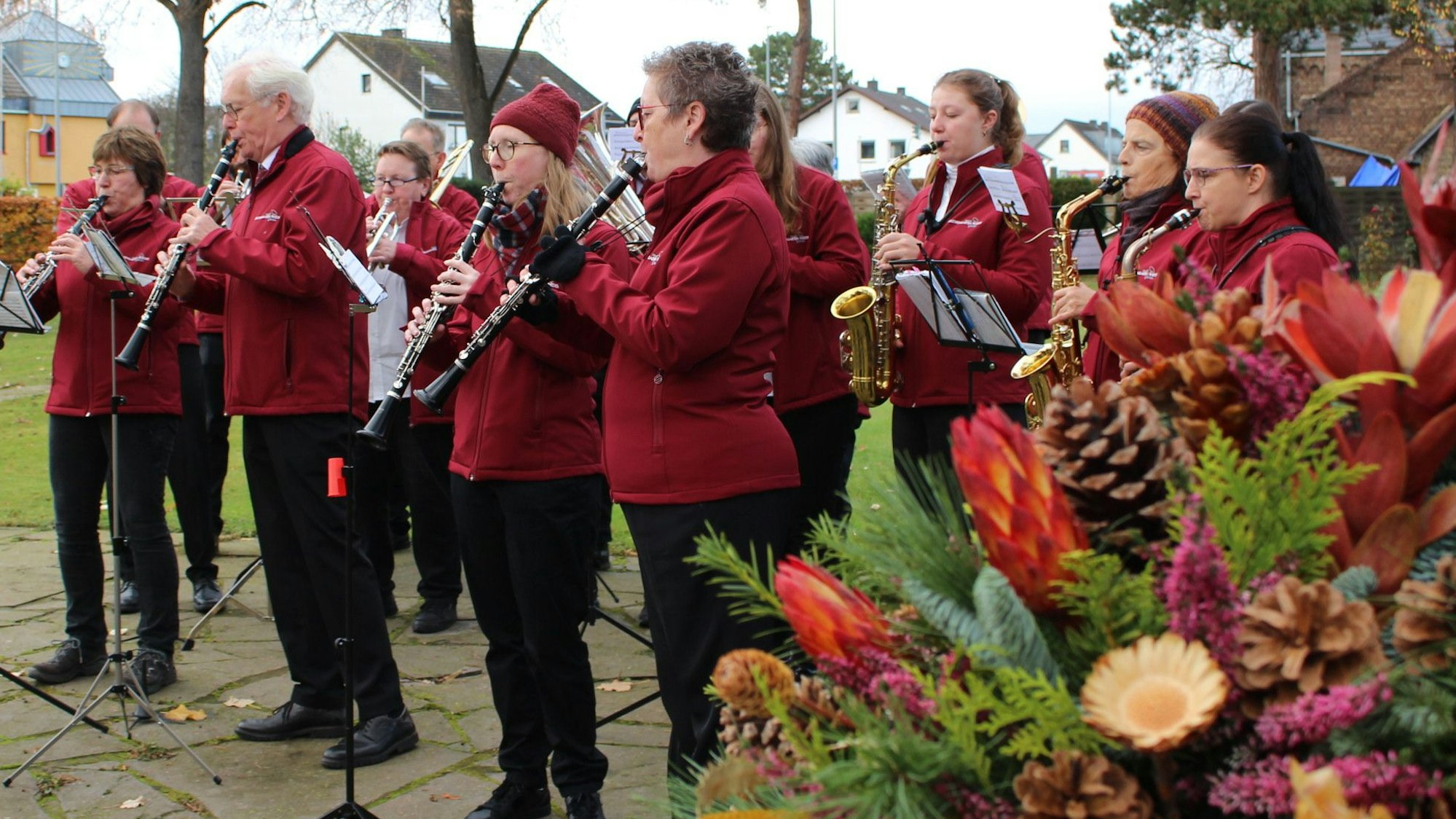 Das Bild zeigt die Musiker, die rote Jacken tragen.