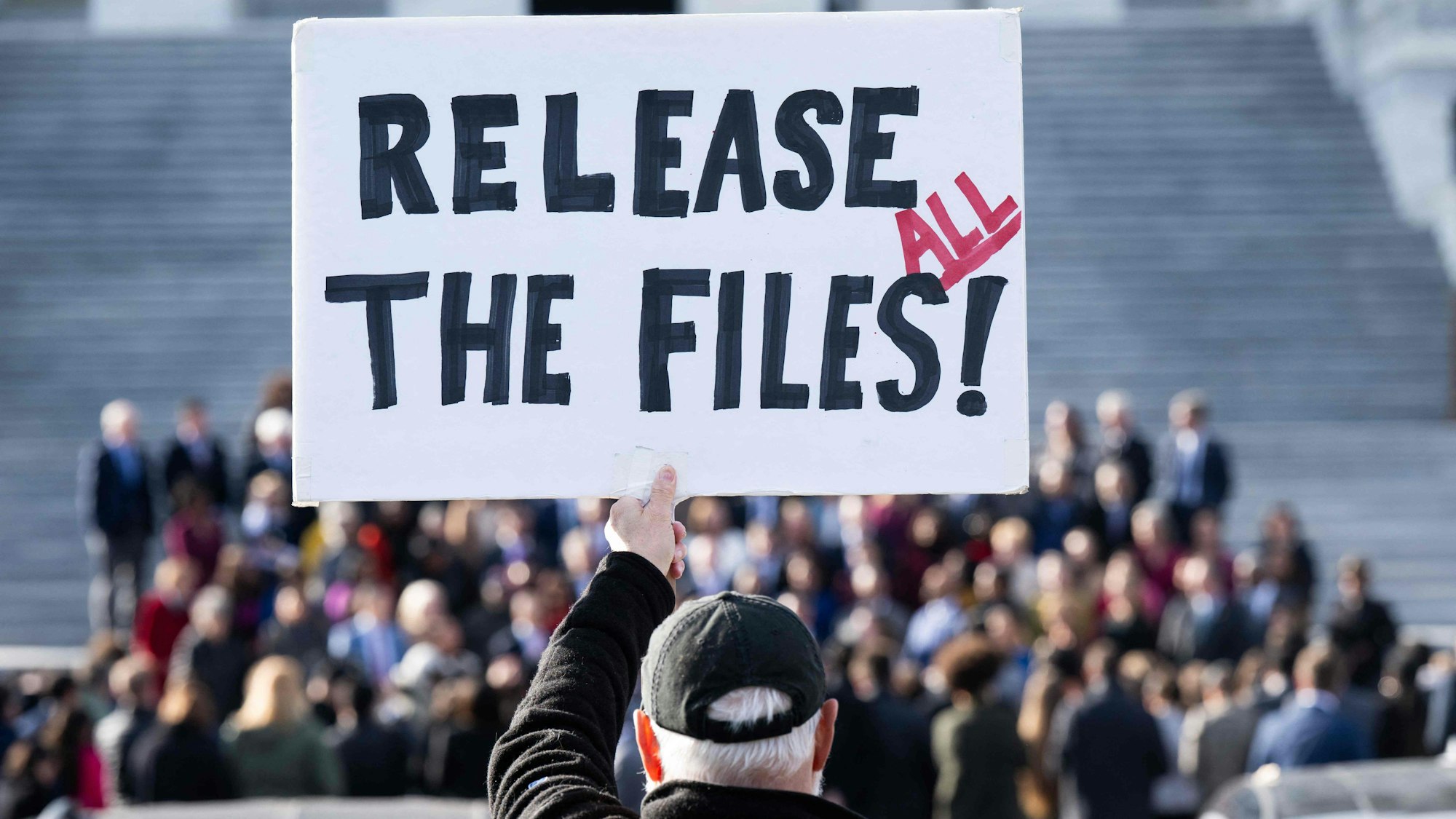 Bei Protesten vor dem Kapitol in Washington fordert ein Mann die Freigabe aller Epstein-Akten. (Archivbild)