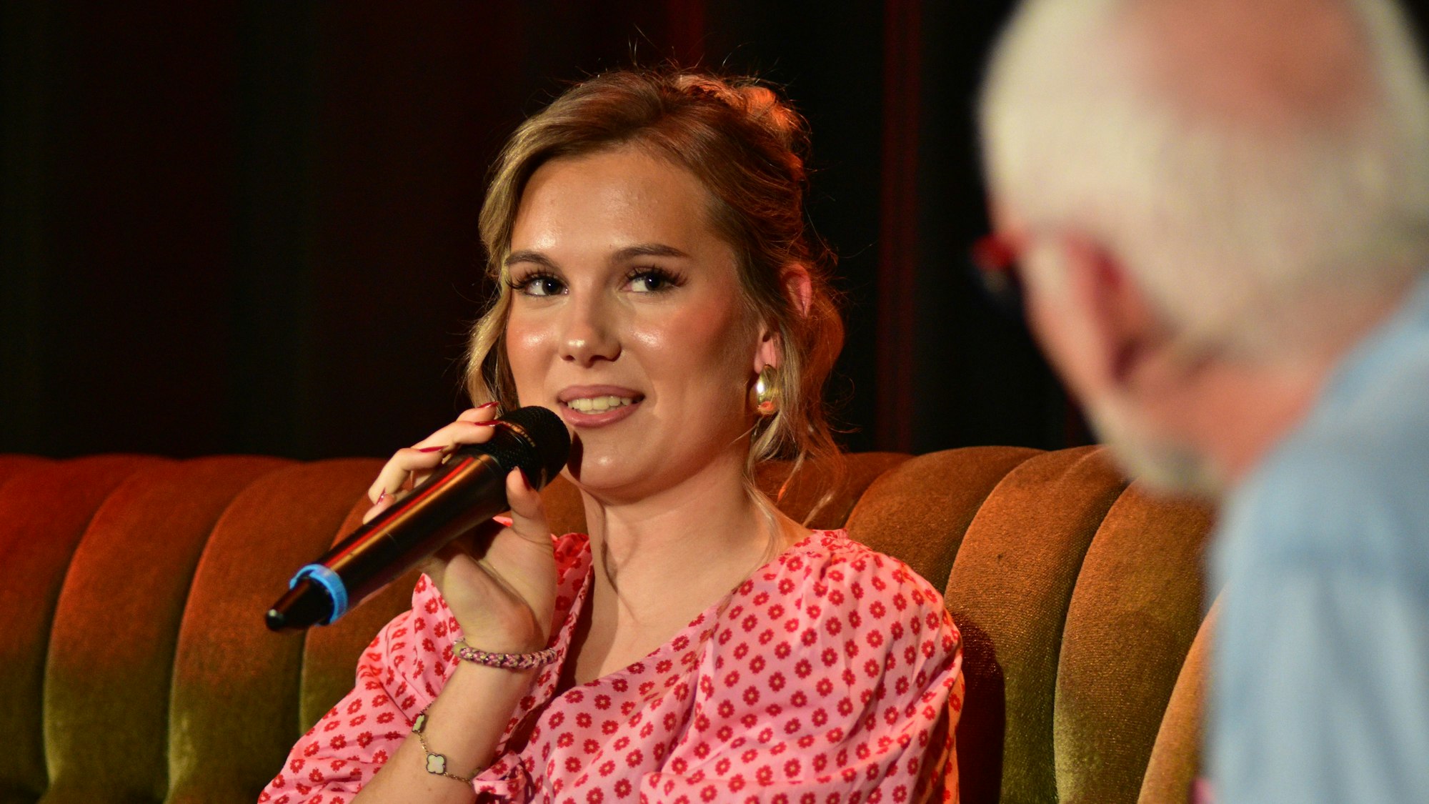 Lotta Findeklee berichtet von ihren Erfahrungen bei der Musik-Castingshow "The Voice Kids".
Hennefer Sofa