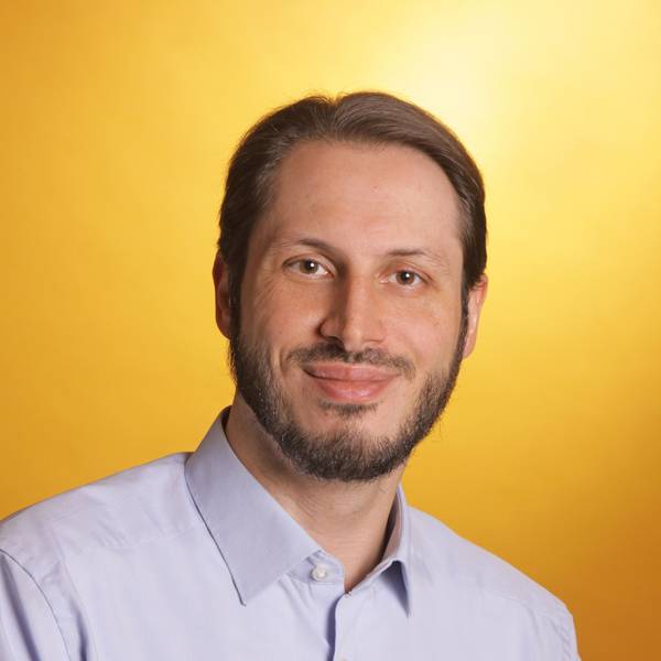 Auf dem Bild ist das Portrait eines Mannes zu sehen.