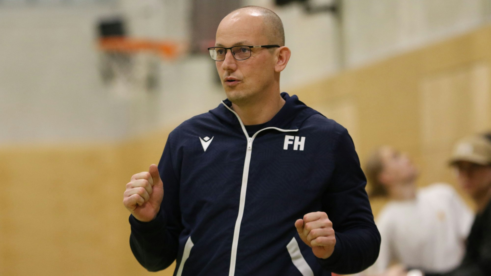 Florian Hammes schaut konzentriert zu und ballt die Fäuste.