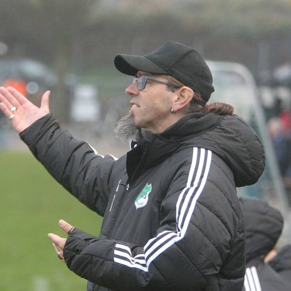 Torsten Reisewitz gibt am Spiefeldrand seinen Fußballern Anweisungen.