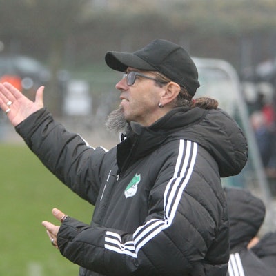 Torsten Reisewitz gibt am Spiefeldrand seinen Fußballern Anweisungen.