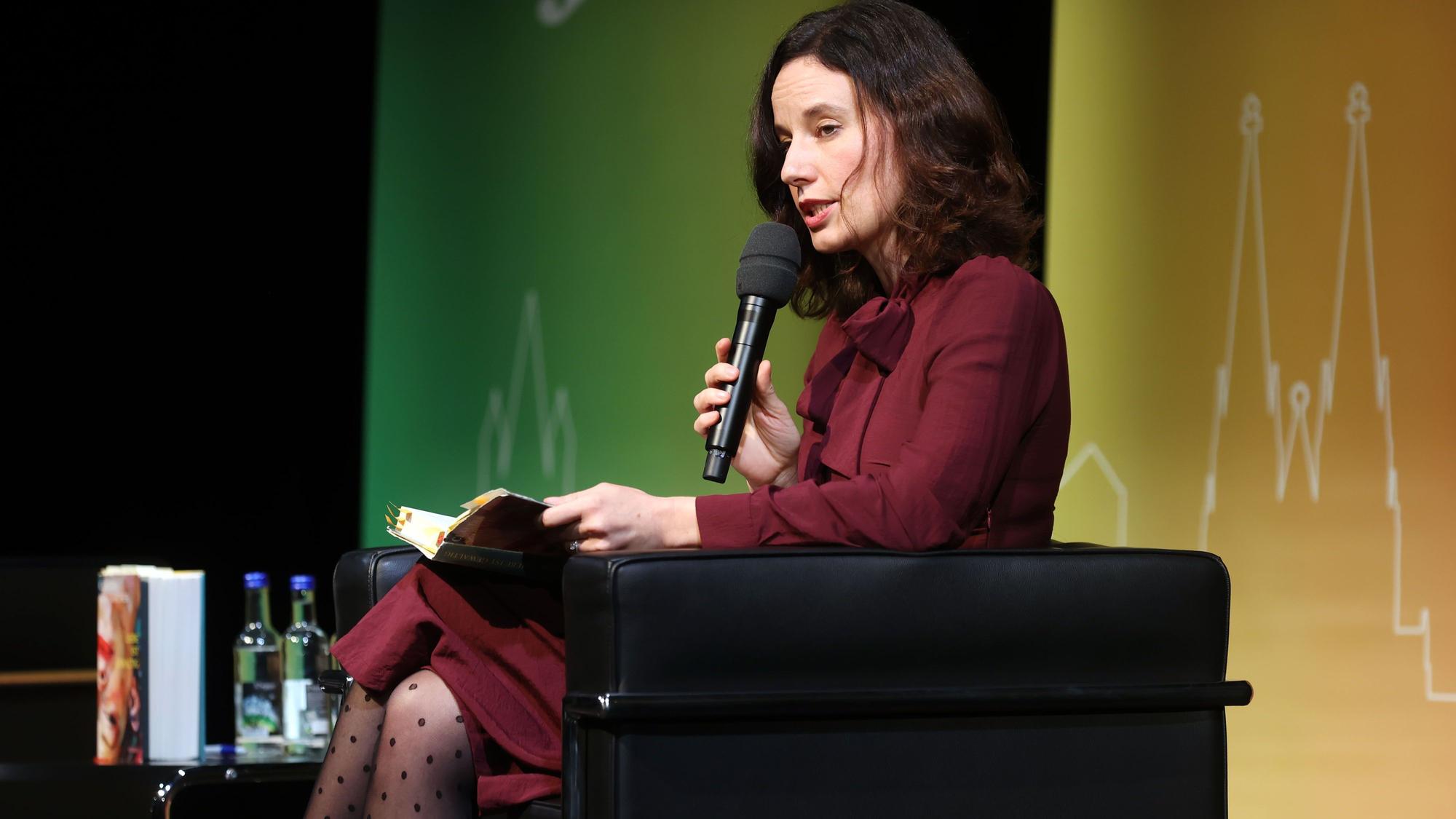Claudia Schumacher las jüngst in Köln aus ihrem Roman „Liebe ist gewaltig“.