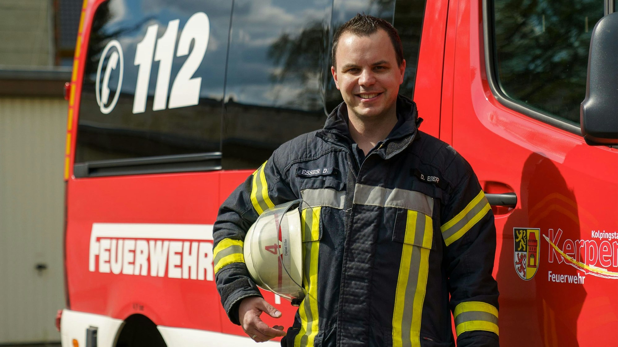 Das Foto zeigt einen Feuerwehrmann.