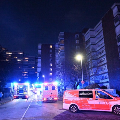 Feuerwehr und Rettungsdienstfahrzeuge stehen im Wohnpark Bensberg.