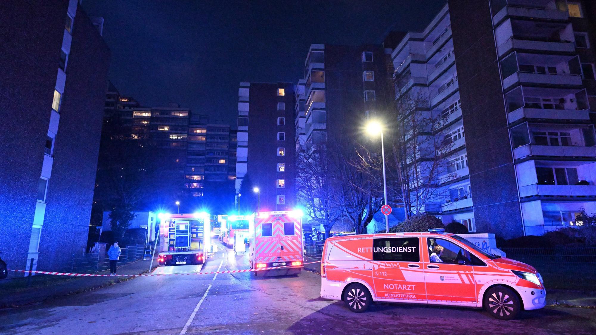 Feuerwehr und Rettungsdienstfahrzeuge stehen im Wohnpark Bensberg.