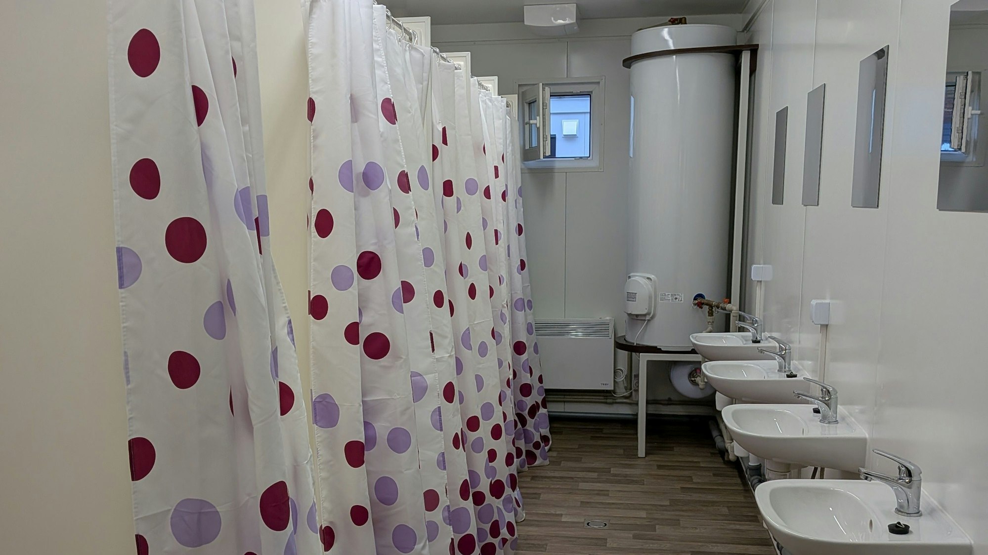 So sieht eine Gemeinschaftsdusche in der ZUE aus.