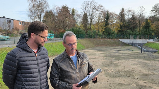 Nehmen in Waldbröl-Hermesdorf die restlichen Arbeiten am Retentionsbodenfilterbecken in den Blick: Stadtwerke-Geschäftsführer Mirco Kujbida (links) und Techniker Rüdiger Reifenrath.