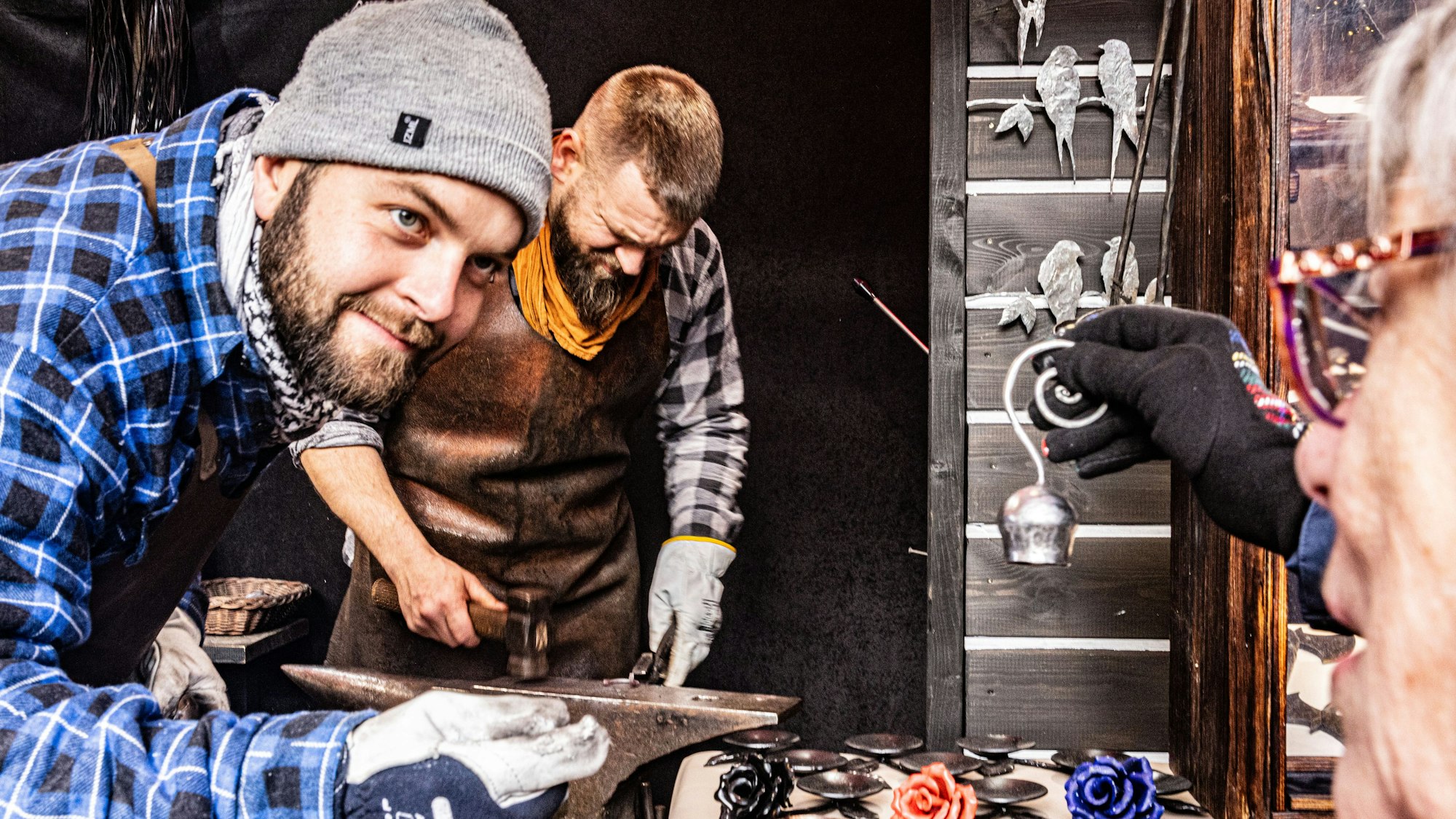 Den Schmieden bei der Arbeit zuschauen können Besucher am Roncalliplatz.
