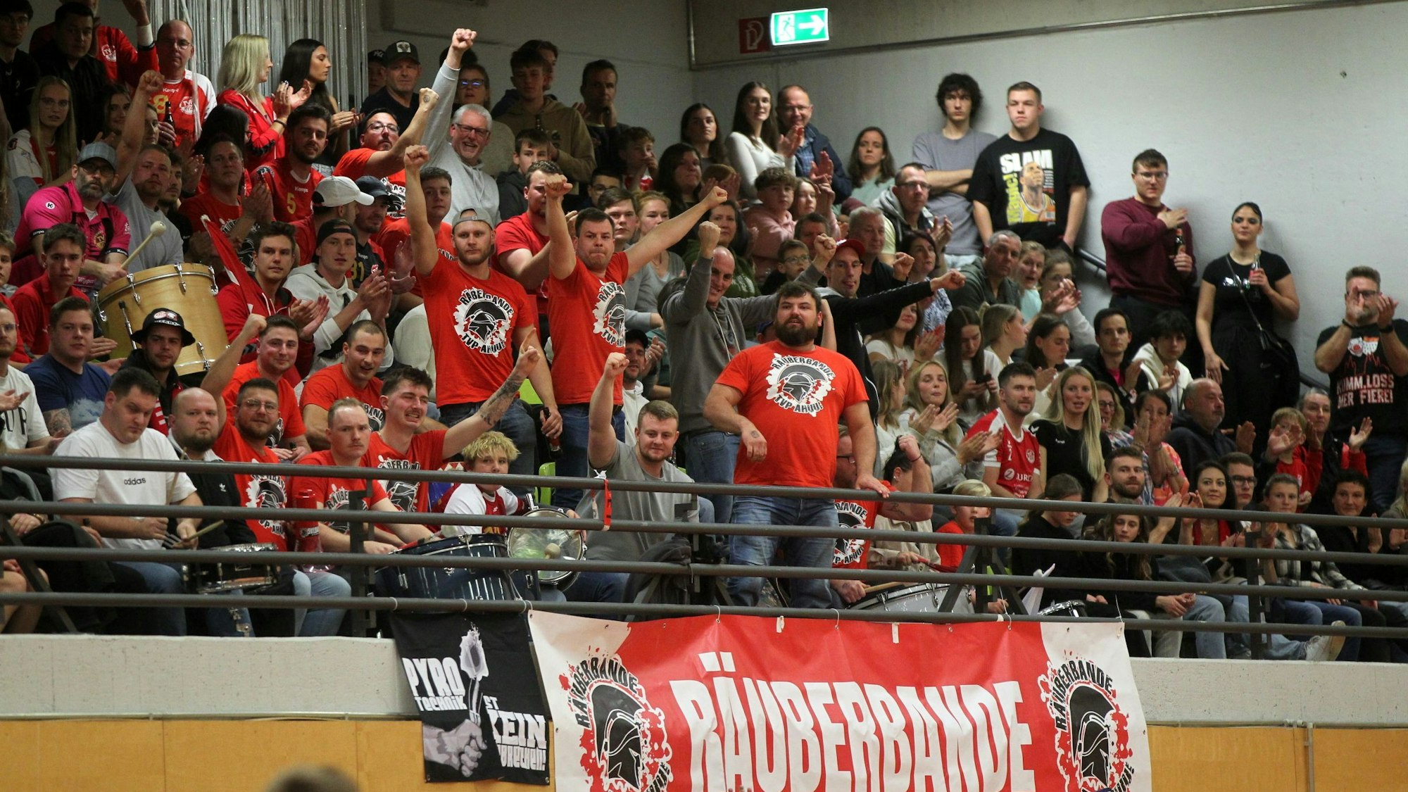 Die Räuberbande, wie die Anhänger des TV Palmersheim sich nenne, feuert die Mannschaft auf der voll besetzten Tribüne an.