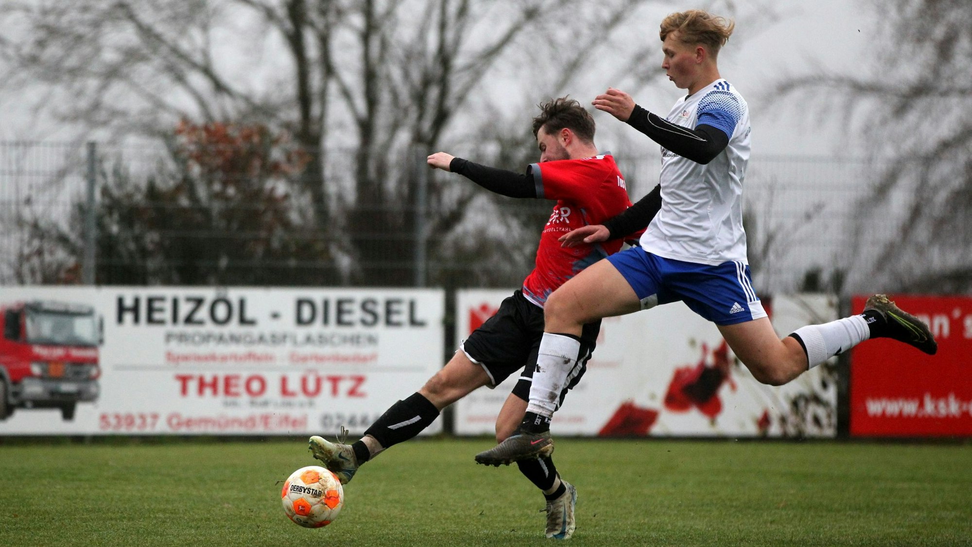 Ein Spieler des FC Dollendorf-Ripsdorf versucht mit einem Sprung an den Ball zu kommen, den ein Spieler von Dreiborn am Fuß hat.