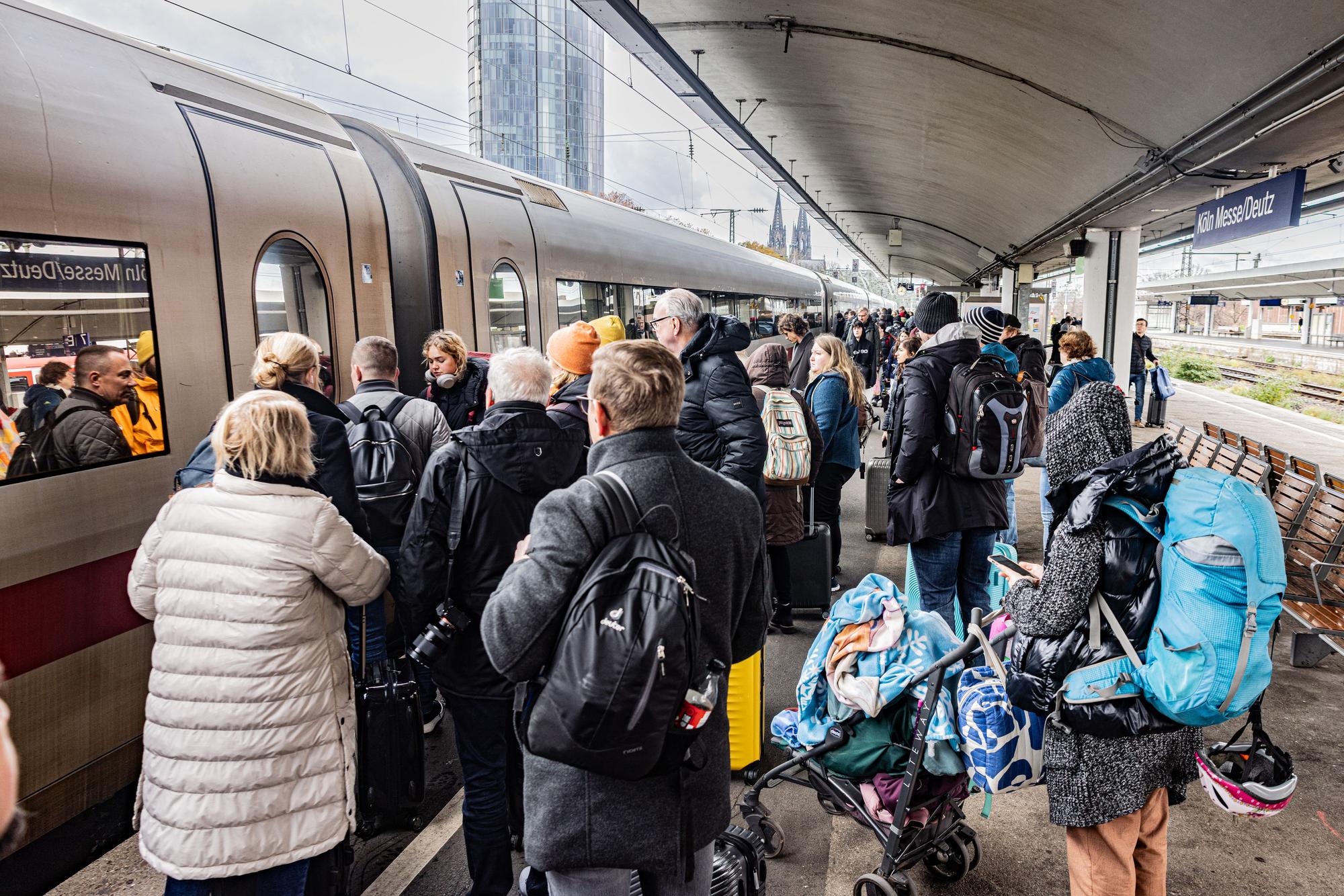 Der Andrang am deutlich kleineren Deutzer Bahnhof ist groß.