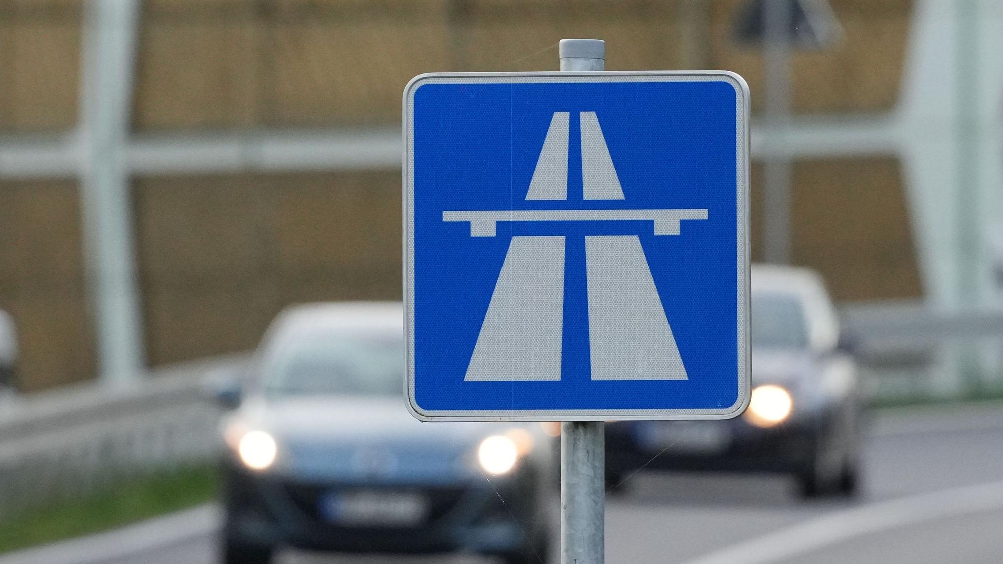 Ein blau-weißes Schild weist auf den Beginn der Autobahn hin.
