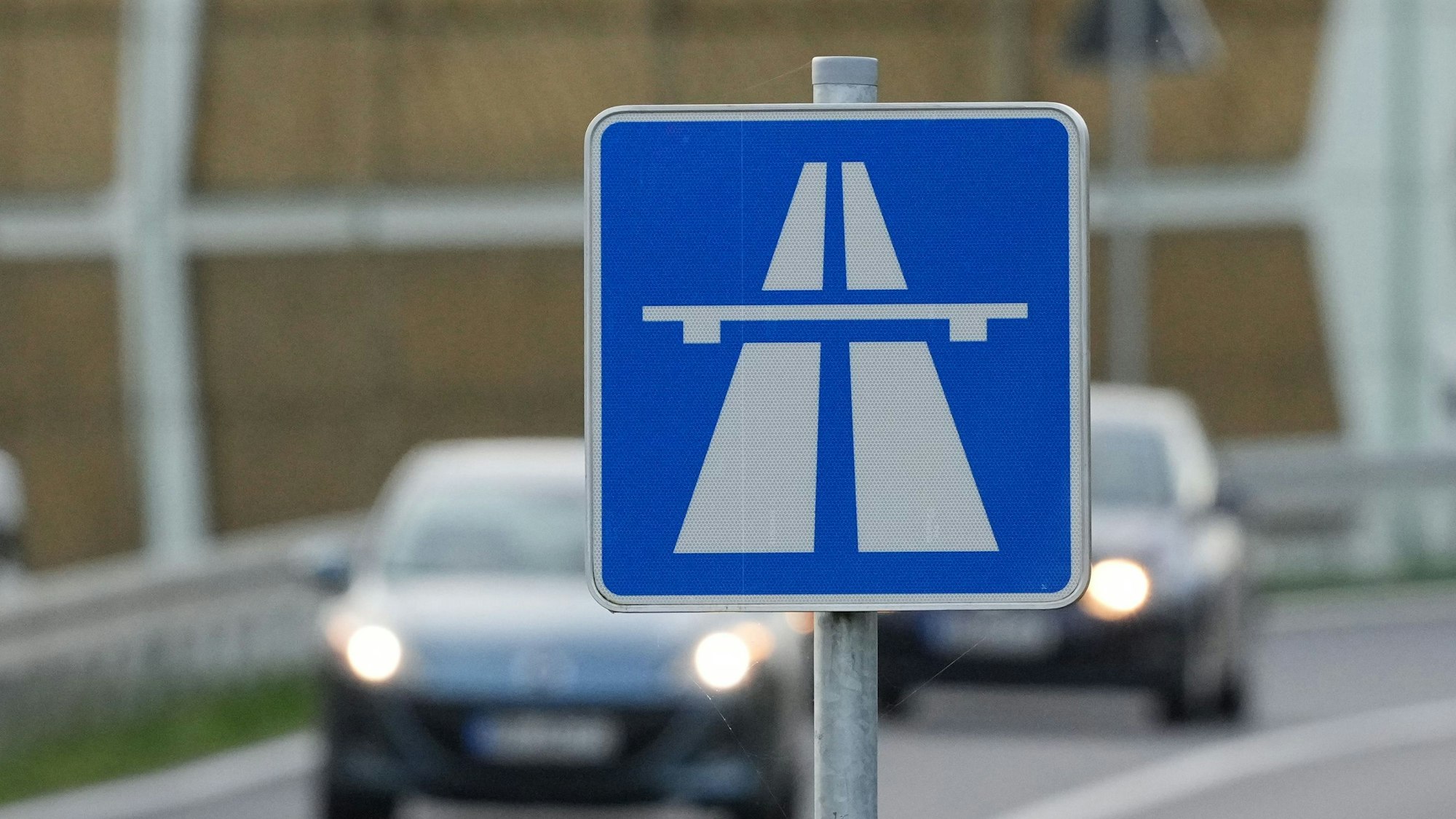Ein blau-weißes Schild weist auf den Beginn der Autobahn hin.