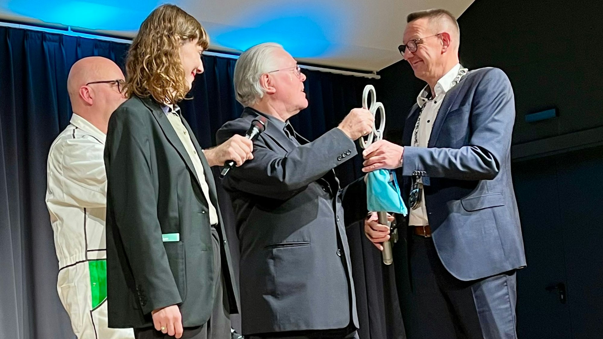 Joanna Kischka, die Managerin, und Bürgermeister Dirk Runge umrahmen den Architekten des Kulturforums, Wolfgang Krenz.