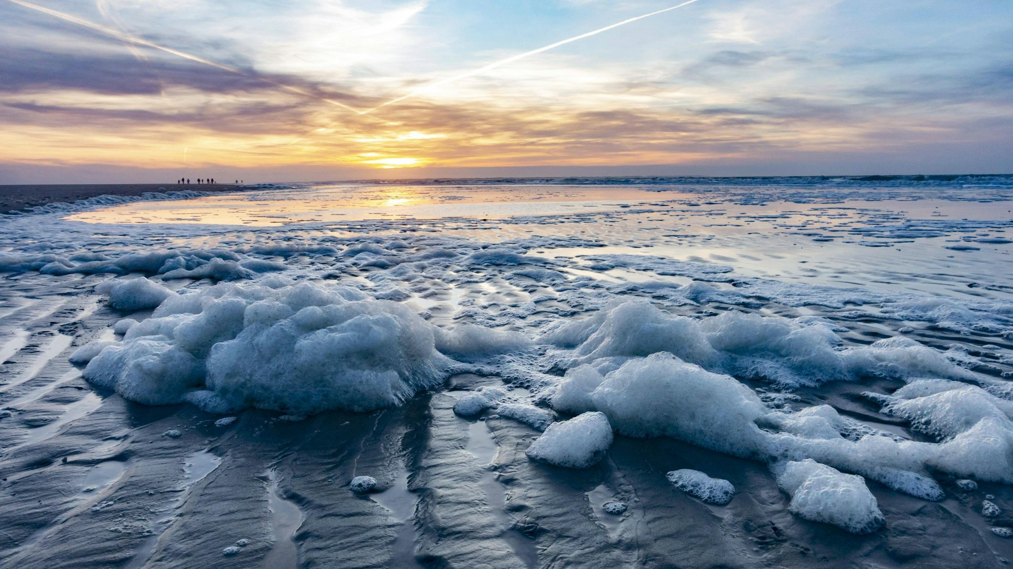 Meeresschaum an der Nordsee: Dieses Phänomen ist an der irischen Küste verstärkt aufgetreten.