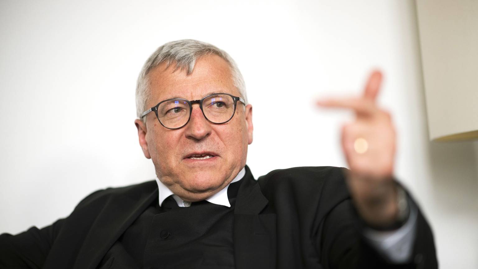 Der evangelische Militärbischof Bernhard Felmberg spricht während eines Interviews.