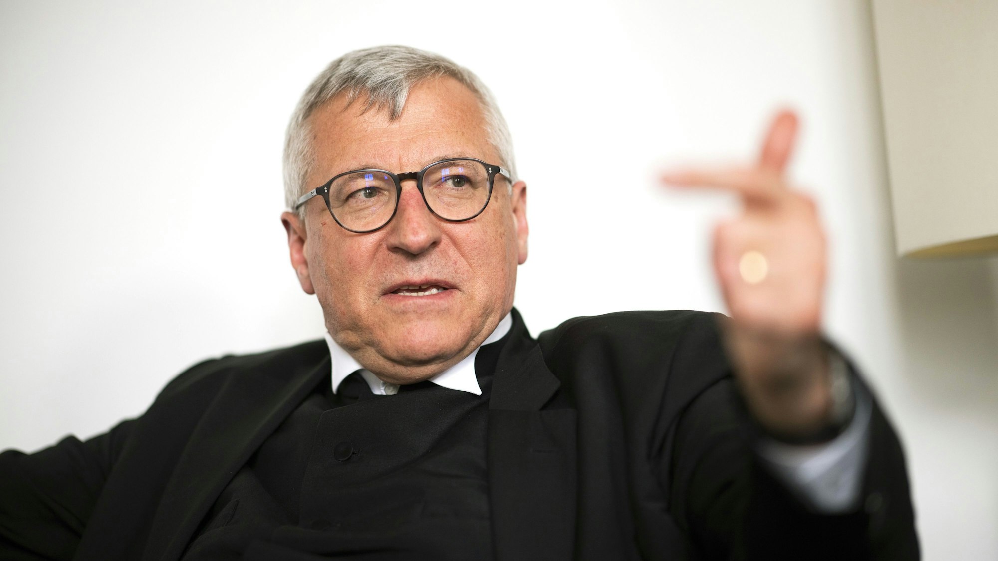 Der evangelische Militärbischof Bernhard Felmberg spricht während eines Interviews.