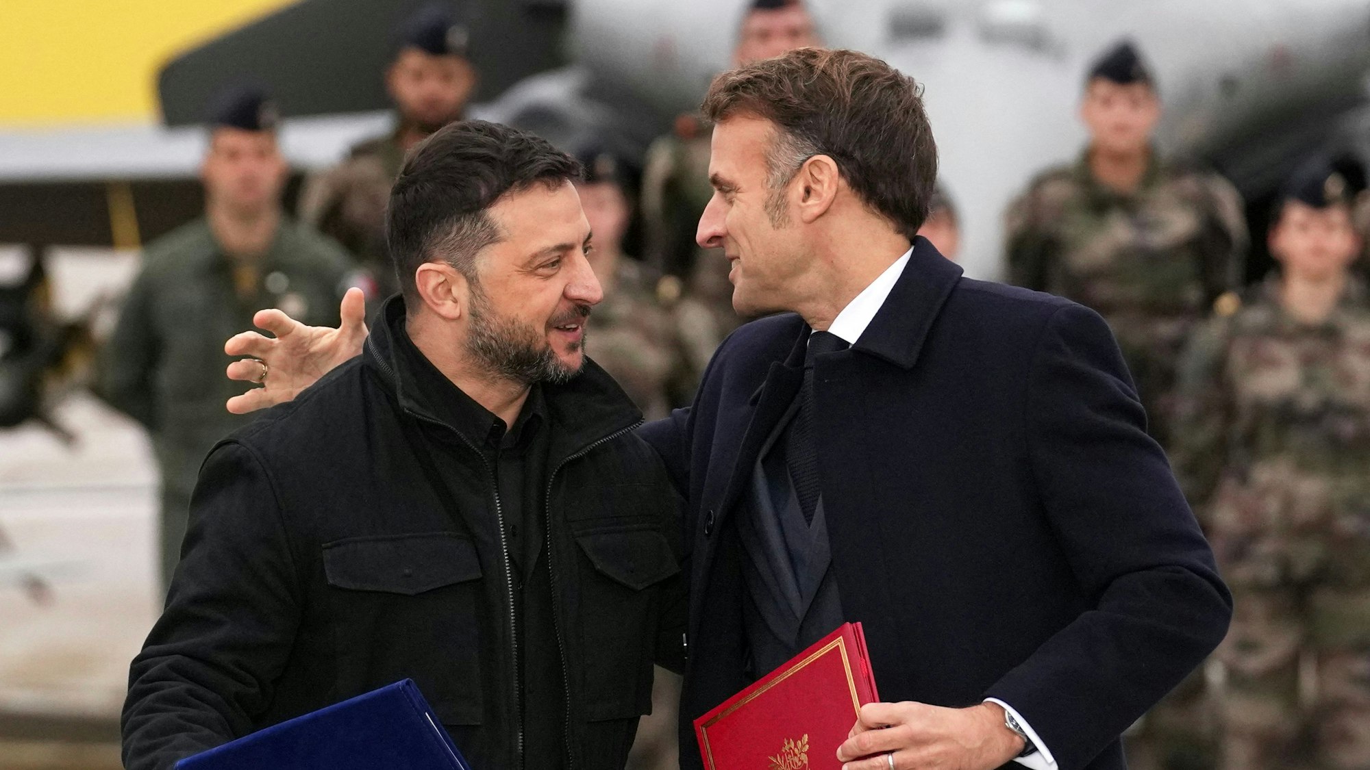 Frankreichs Präsident Emmanuel Macron (r.) und der ukrainische Präsident Wolodymyr Selenskyj am Montag (17. November) in Paris.