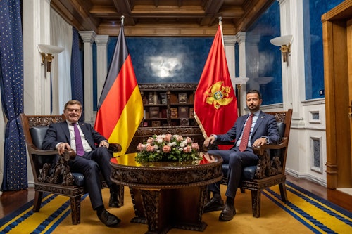 17.11.2025, Montenegro, Podgorica: Johann Wadephul (l, CDU), Außenminister, sitzt neben Jakov Milatovic, Staatspräsident von Montenegro. Wadephul besucht bei seiner Reise alle sechs Westbalkanländer. Die Europäische Union hatte den Ländern 2003 den Beitritt in Aussicht gestellt und dazu Reformen in den Ländern gefordert.