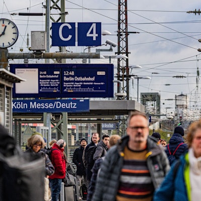 Durch die Sperrung des Kölner Hauptbahnhofs wird der Fernverkehr hauptsächlich zum Bahnhof Messe/Deutz umgeleitet.