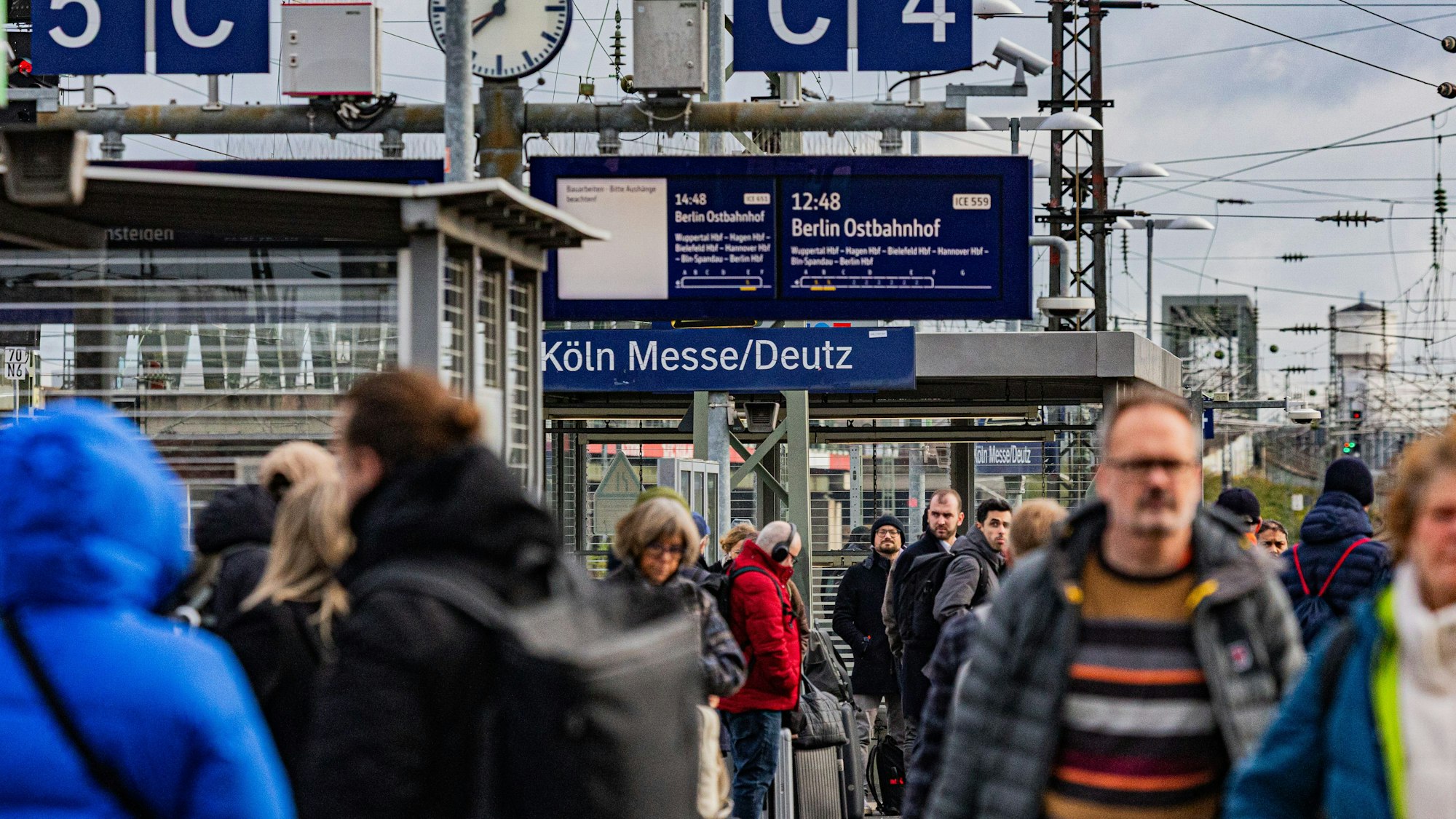 Durch die Sperrung des Kölner Hauptbahnhofs wird der Fernverkehr hauptsächlich zum Bahnhof Messe/Deutz umgeleitet.