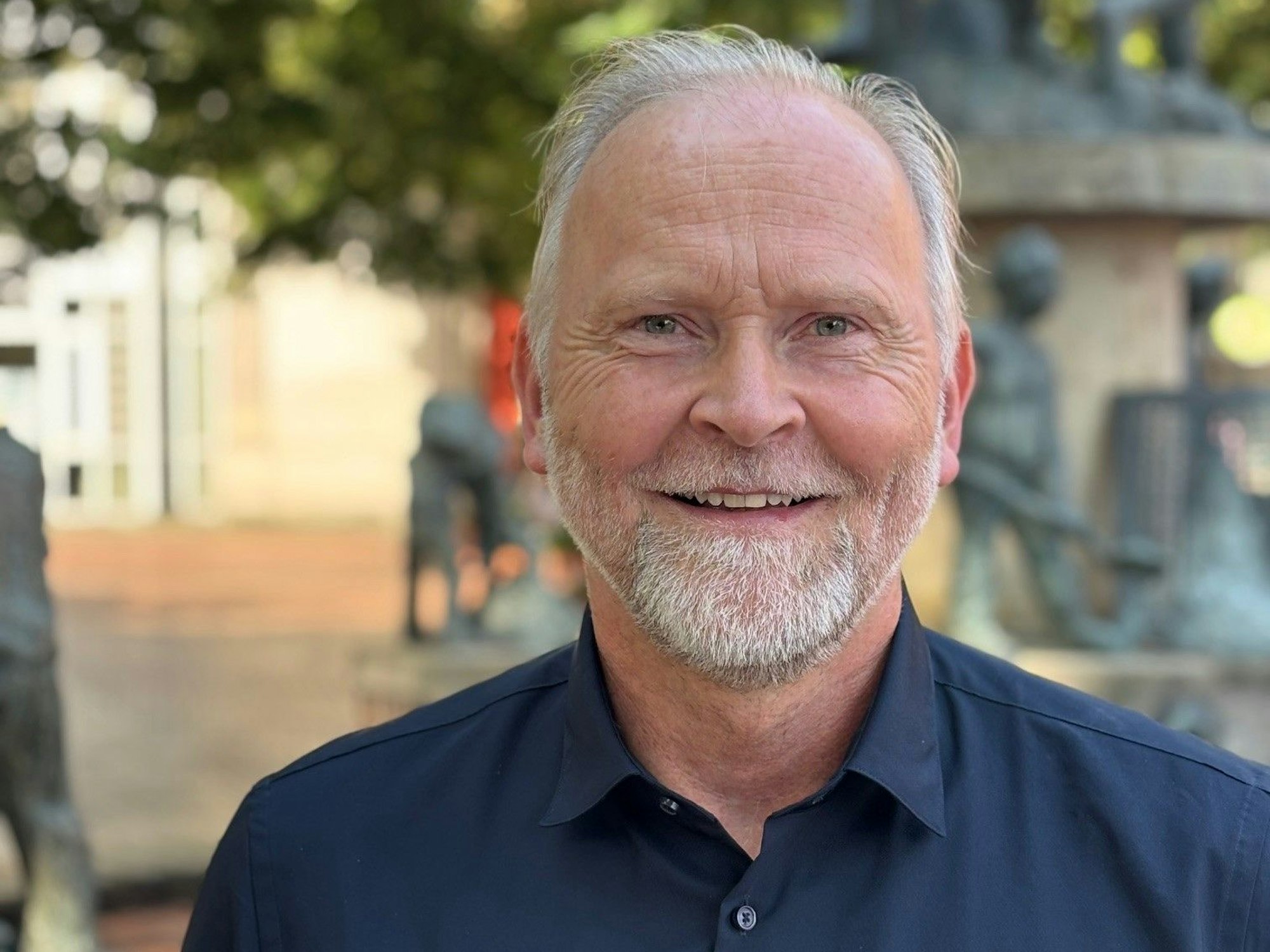 Auf dem Bild ist das Portrait eines Mannes zu sehen.