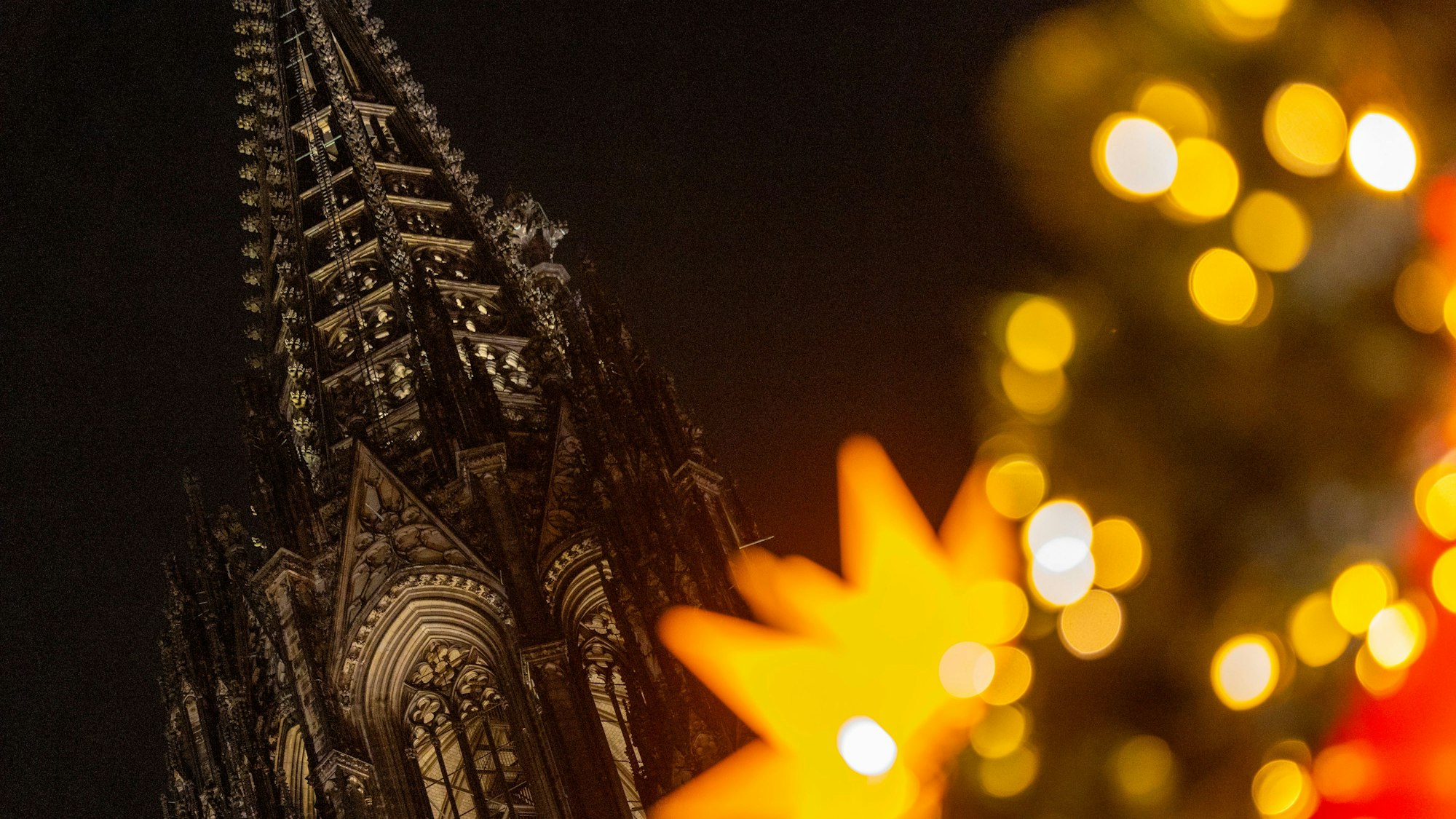 Der Weihnachtsmarkt am Dom startete am Montag.