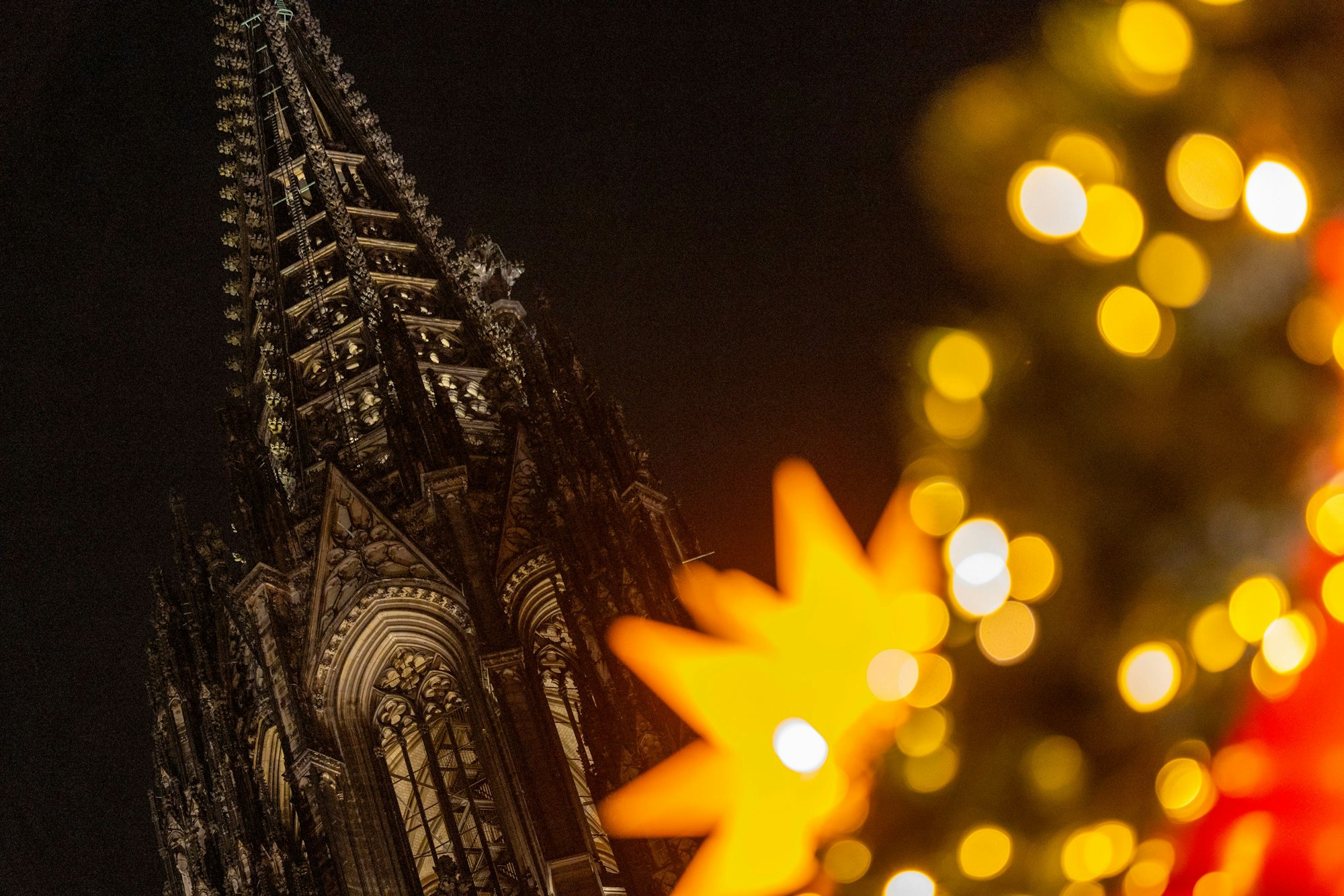 Der Weihnachtsmarkt am Kölner Dom lockt bis zu fünf Millionen Besucher an.