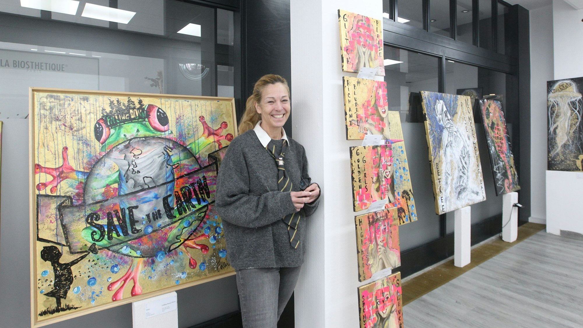 In Troisdorf in der Alten Poststraße 8 stellte Christiane Gerdesmeyer rund 30 Kunstwerke bis Ende des Jahres aus. Eigentlich ist sie Lehrerin für Naturwissenschaften, doch in den vergangenen Jahren hat sie ihr Hobby intensiviert.