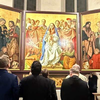 Der Cranach-Triegel-Altar ist in der Marienkirche des Friedhofs Campo Santo Teutonico zu sehen.