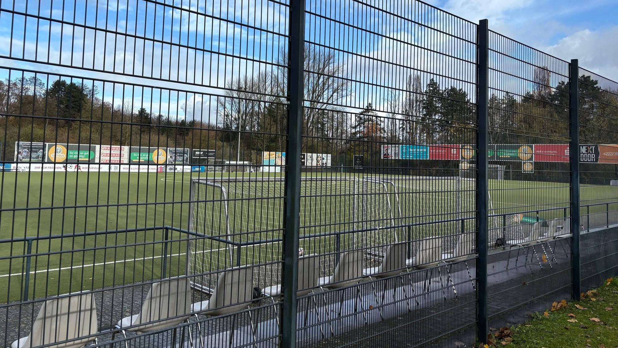 Auf dem Bild ist ein Sportplatz zu sehen.