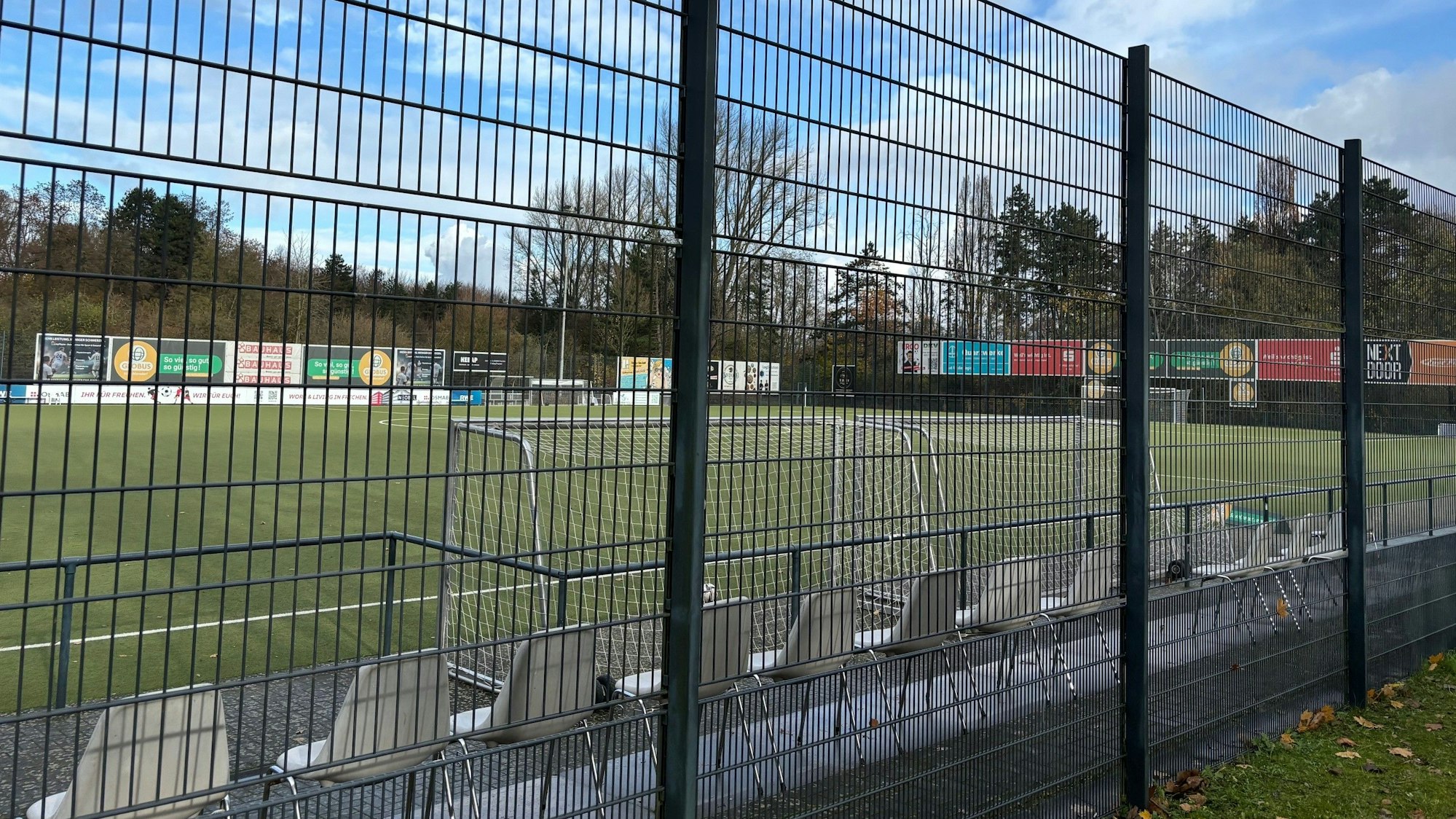Auf dem Bild ist ein Sportplatz zu sehen.
