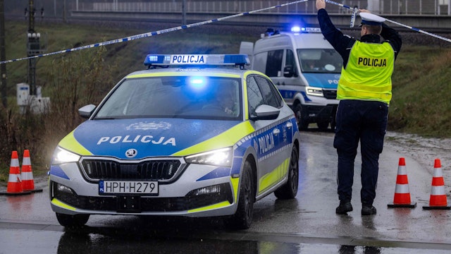 Polizeifahrzeuge stehen am Montag (17. November) nahe einem Gleisabschnitt, der durch eine Explosion beschädigt wurde. In Polen ist von einem Sabotageakt die Rede.