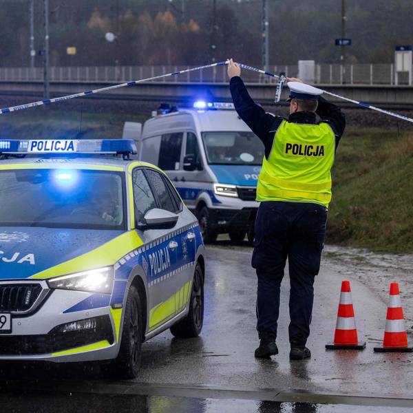 Polizeifahrzeuge stehen am Montag (17. November) nahe einem Gleisabschnitt, der durch eine Explosion beschädigt wurde. In Polen ist von einem Sabotageakt die Rede.