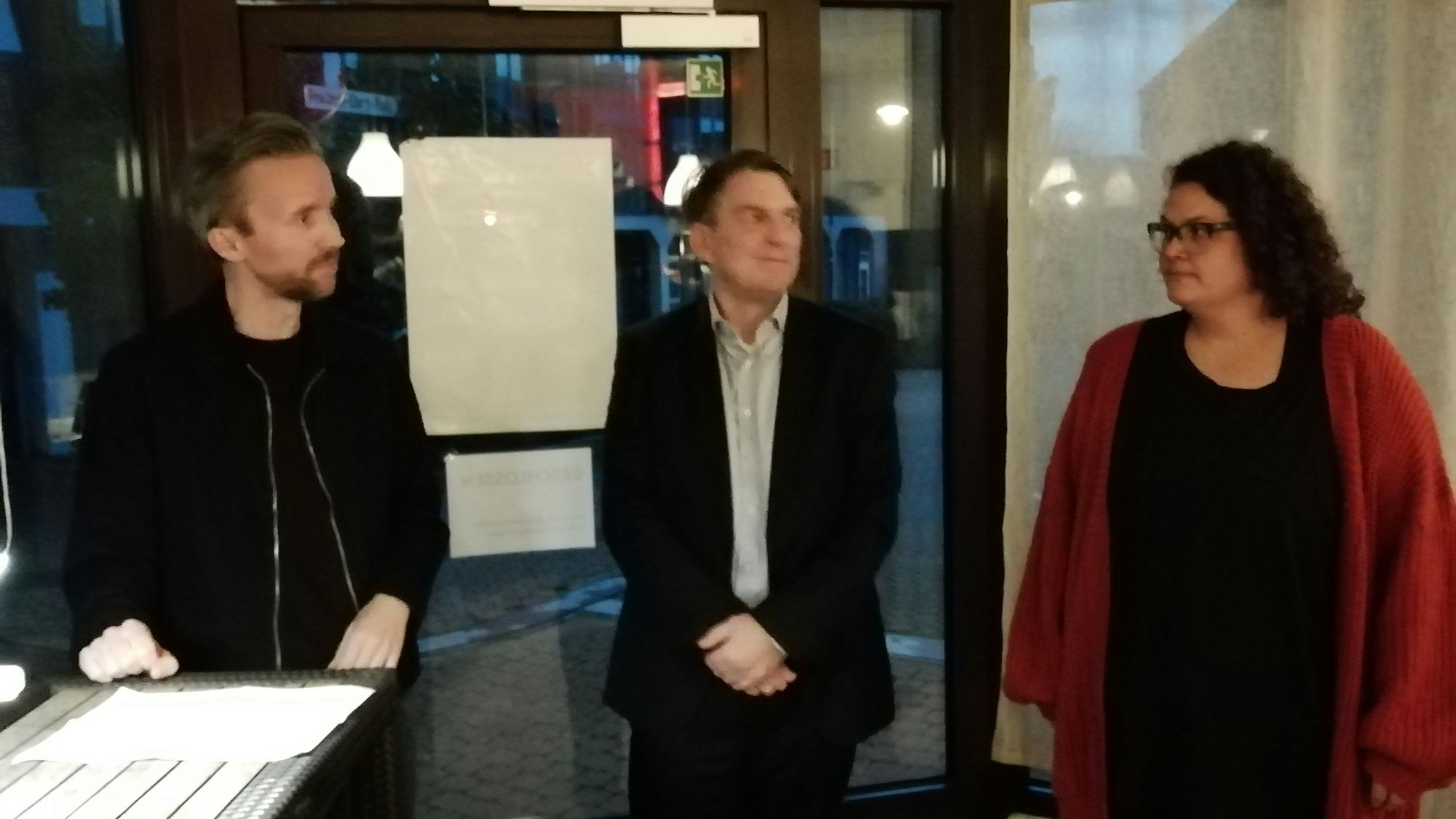 Bianca Rilinger von der Offenen Tür Arche Nova berichtete im Gespräch mit Sponsor Christian Johannes (Mitte) über die Lücken in der Unterstützung für Kinder und Jugendliche, die dank der Spenden gefüllt werden können. Die Moderation hatte Lars Göllnitz (l.).