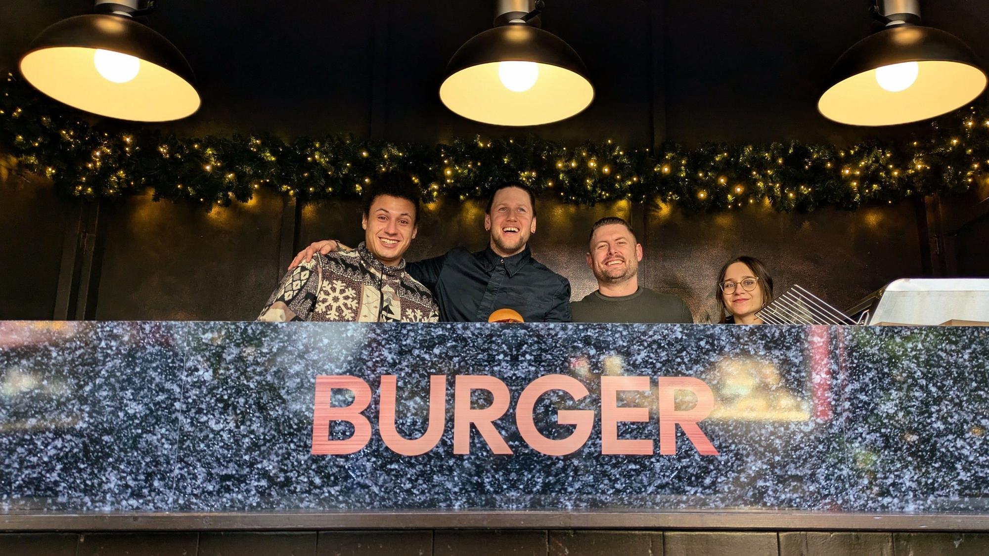 Weihnachtliche Burger gibt es auf dem Neumarkt am Stand des Kölner Caterers HSE.