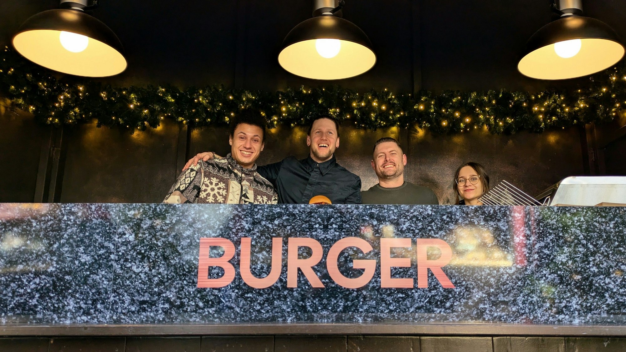 Weihnachtliche Burger gibt es auf dem Neumarkt am Stand des Kölner Caterers HSE.