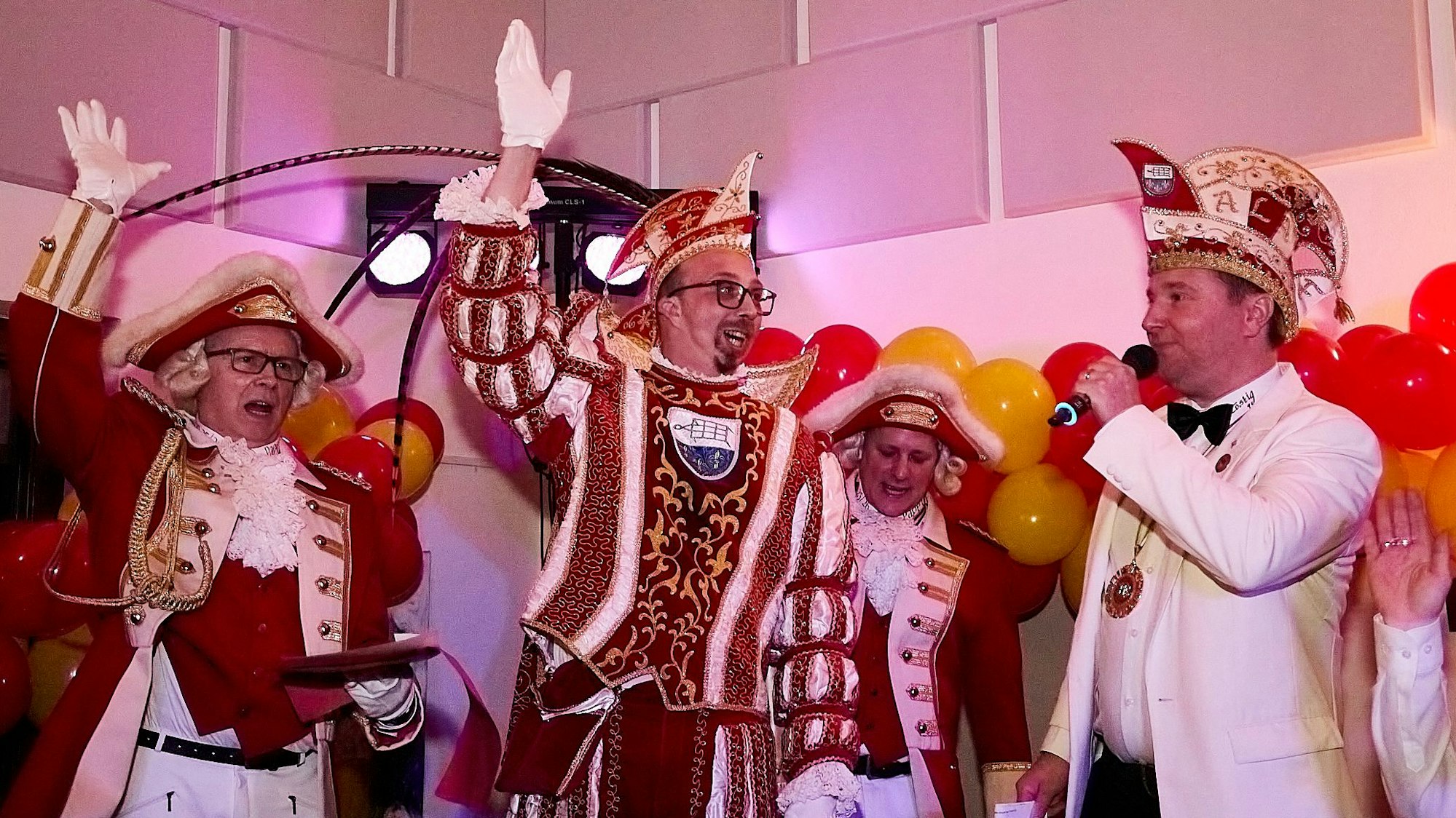 Prinz Sascha steht mit weiteren Karnevalisten auf der Bühne in Marmagen.