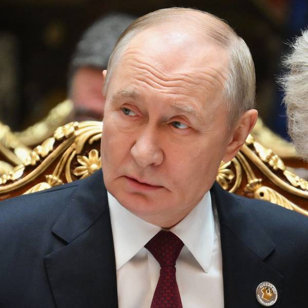 Kremlchef Wladimir Putin (l) spricht während des Gipfels im Palast der Nation mit seinem Sprecher Dmitri Peskow. (Archivbild)